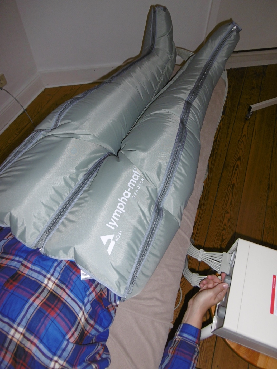 Figure 7. Intermittent pneumatic compression sleeves connected to an air pump, mechanical VTE prophylaxis. Source: “Enter”, via Wikimedia Commons, CC BY-SA 4.0.