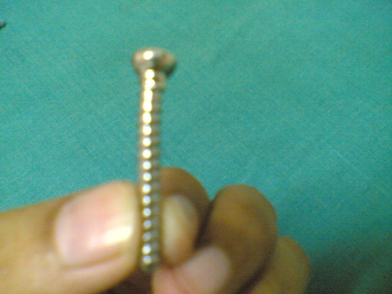 Figure 2. A fully threaded cortical bone screw, with a small pitch and shallow thread for dense diaphyseal bone. Source: Netha Hussain, via Wikimedia Commons, CC BY-SA 3.0.