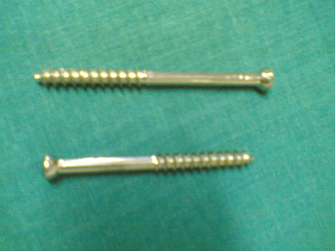 Figure 3. Partially threaded lag (cannulated) screws, the implant of interfragmentary compression and absolute stability. Source: Netha Hussain, via Wikimedia Commons, CC BY-SA 3.0.